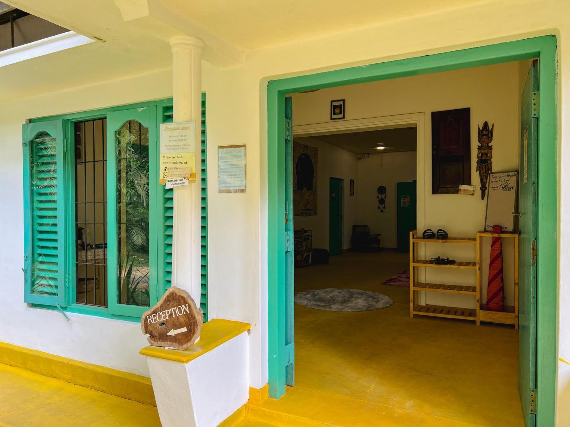 Lazy Monkey Surfhostel - Sri Lanka 디크웰라 외부 사진